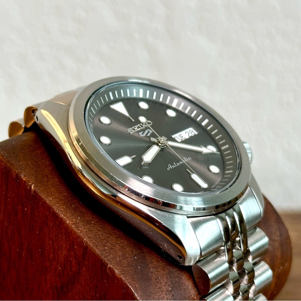 Seiko SRPE51 - Seiko5 40mm brushed bezel on Islander Jubilee - Picture 2 of 16